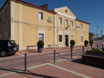 Estación de Cervera. Vista fachada principal desde exterior.