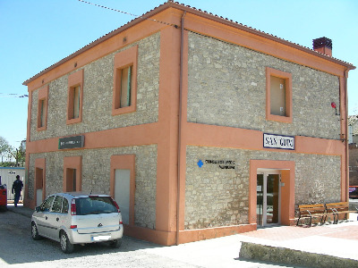 Estación de Sant Guim De Freixenet. Vista fachada principal desde exterior.