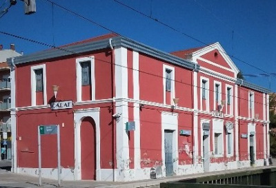 Estación de Calaf. Vista fachada principal desde exterior.