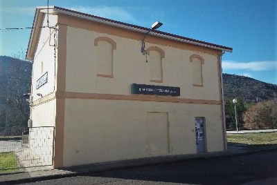 Estación de Aguilar De Segarra. Vista fachada principal desde exterior.