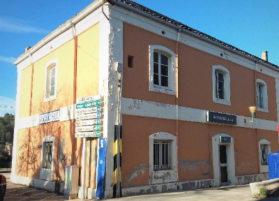 Estación de Rajadell. Vista fachada principal desde exterior.