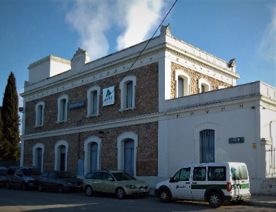 Estación de Riudellots. Vista fachada principal desde exterior.