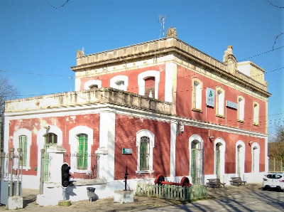 Estación de Fornells De La Selva. Vista fachada principal desde exterior.