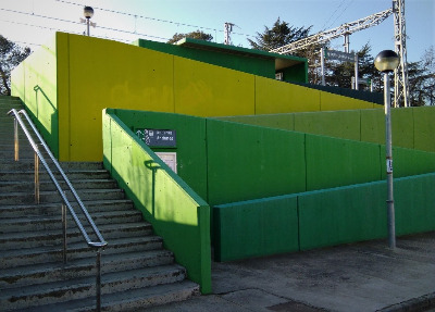 Estación de Bordils-Juià. Vista marquesina y acceso andenes desde exterior.