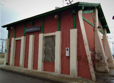 Estación de Vilamalla. Vista fachada principal desde exterior.