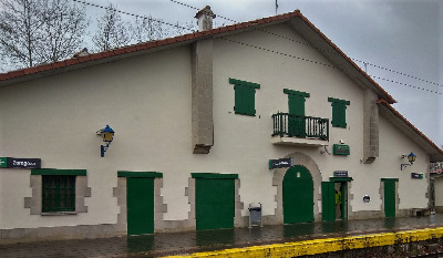 Estación de Etxarri-Aranatz. Vista fachada principal desde andenes.