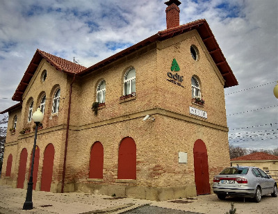 Estación de Olite/Erriberri . Vista fachada principal desde exterior.