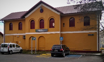 Estación de Marcilla De Navarra. Vista fachada principal desde exterior.