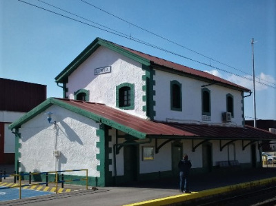 Estación de Alcanadre. Vista fachada principal desde exterior.