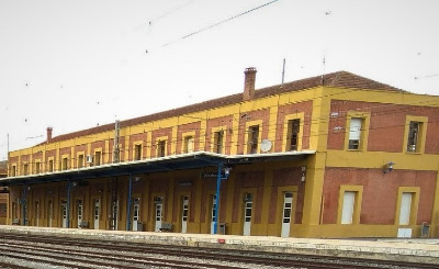 Estación de Castejón De Ebro. Vista fachada principal desde exterior.