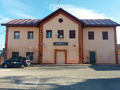 Estación de Alagón. Vista fachada principal desde exterior.