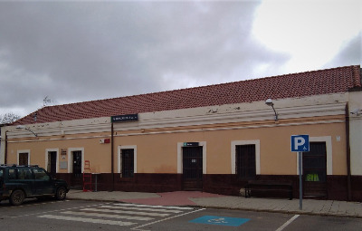 Estación de Almazán-Villa . Vista fachada principal desde exterior.