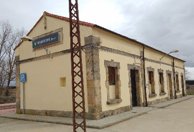 Estación de Tardelcuende. Vista fachada principal desde exterior.