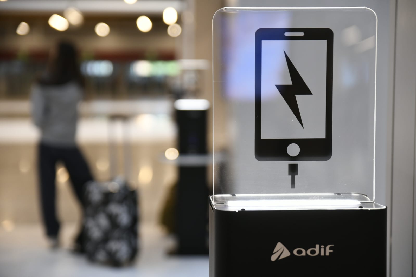 02.06.2025: Detalle de los nuevos puntos de recarga digital y servicios orientados a mejorar la experiencia del viajero en la estación.