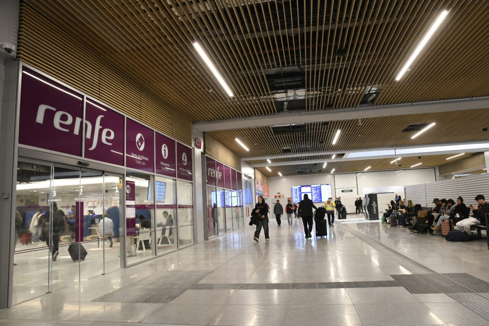 08.04.2026: Nuevas oficinas de operadoras en el vestíbulo de Chamartín