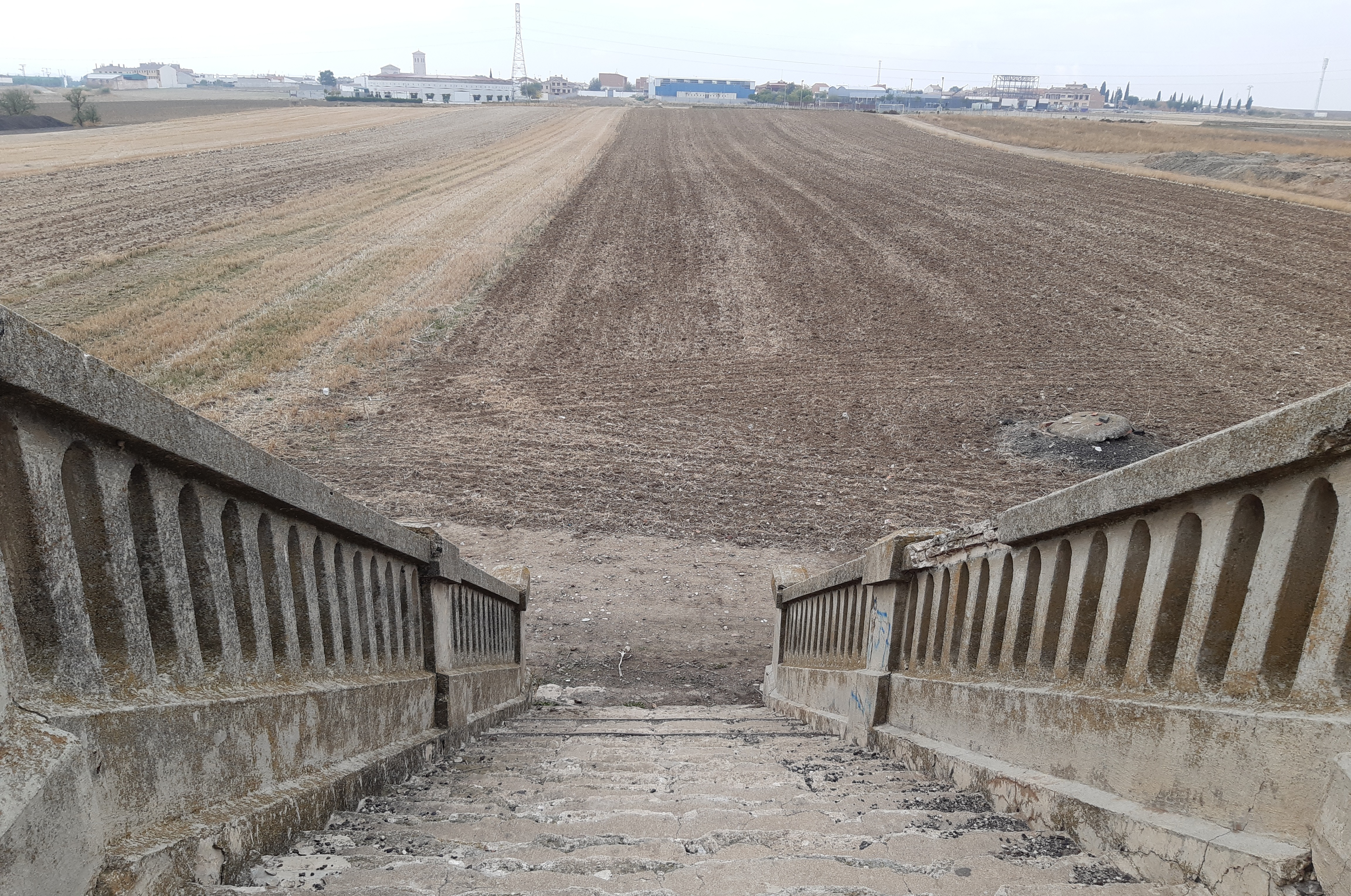 Vistas de la zona posterior del antiguo apeadero de Villaseca de la Sagra (Toledo).