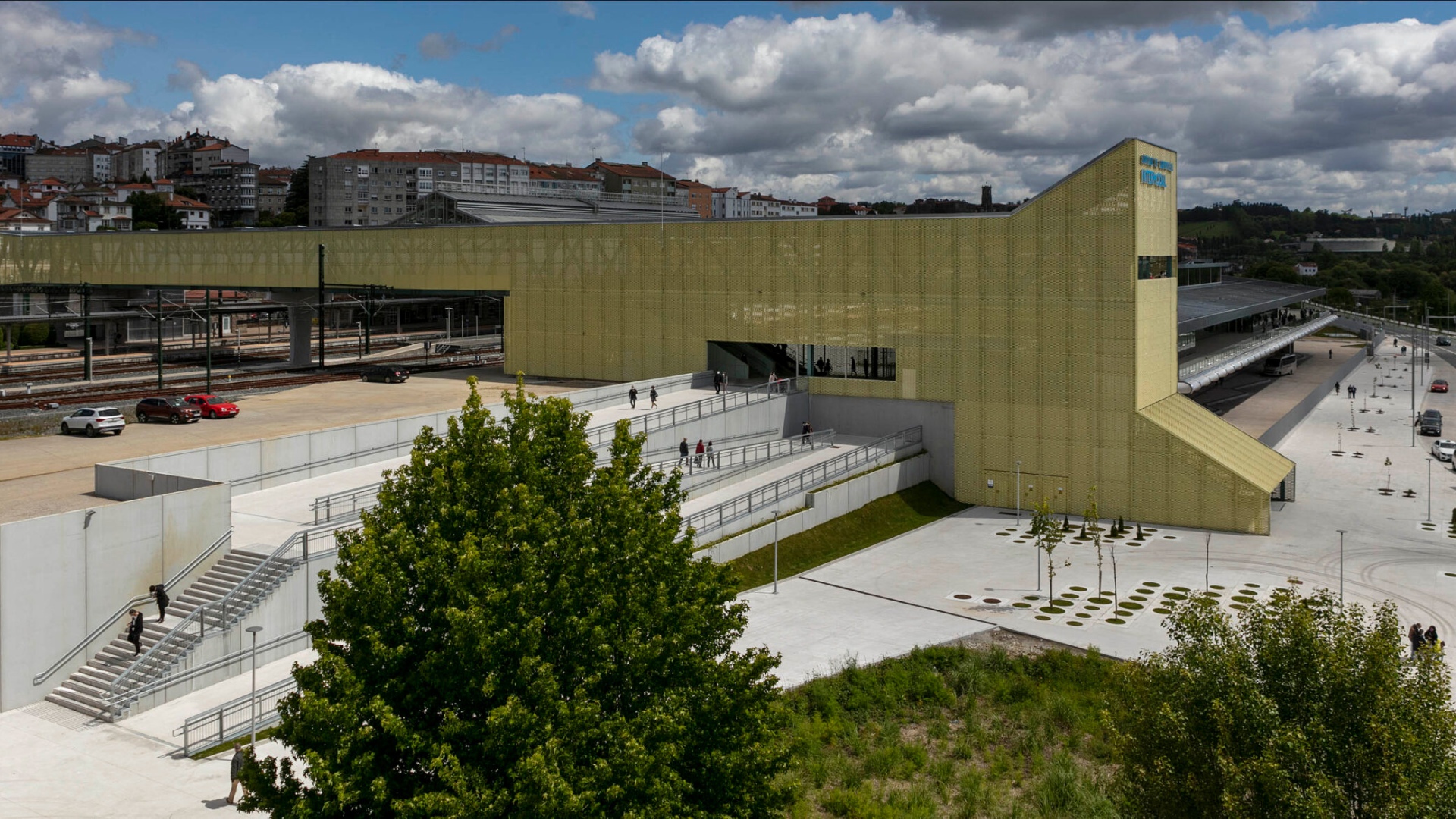 Vista exterior de la estación, con una arquitectura que combina funcionalidad, sostenibilidad e integración urbana.