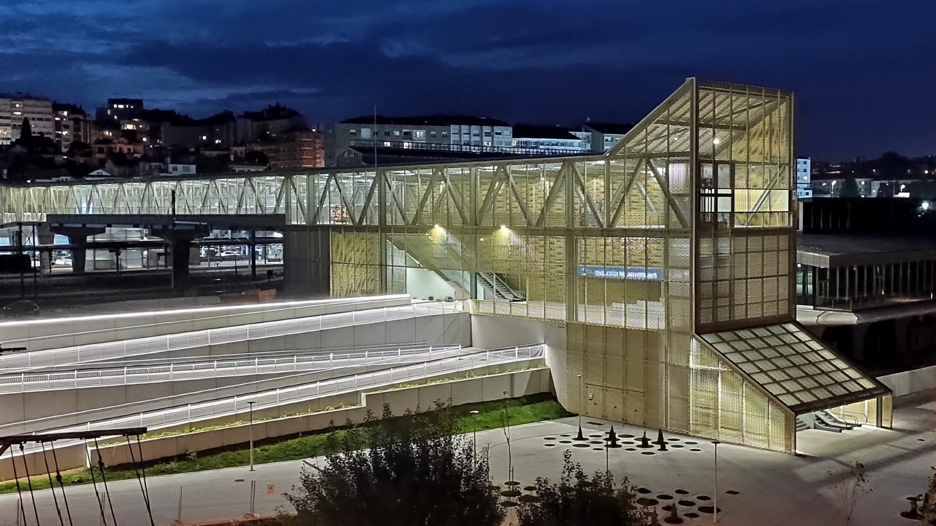 Pasarela peatonal que conecta ambos lados de la estación, mejorando la permeabilidad urbana y la accesibilidad.