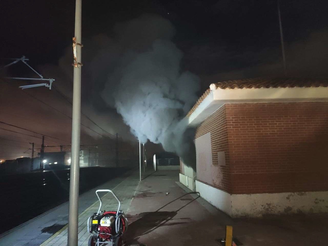 Imagen del incendio producido en la cabina de enclavamiento y comunicaciones de Massalfassar.