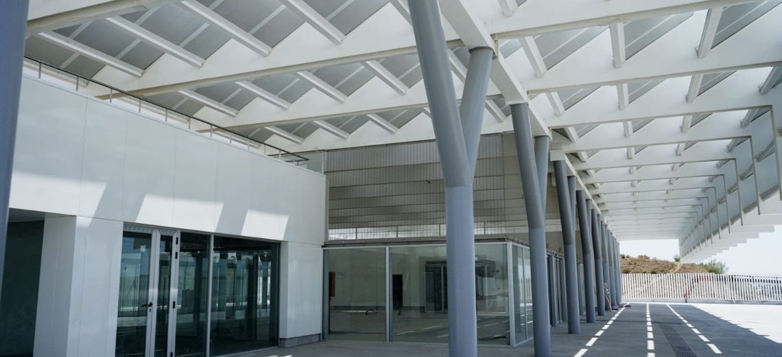 Agosto 2026: Vista interior de la nueva marquesina de la estación de Almería. La estructura metálica y la cubierta proporcionan protección frente a las inclemencias meteorológicas, mejorando el confort y la accesibilidad para las personas viajeras.