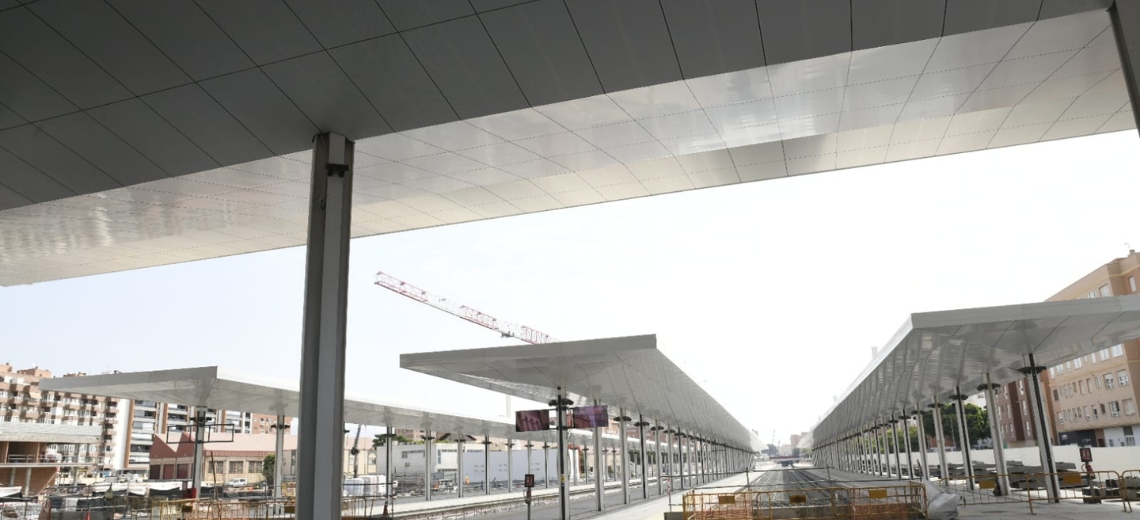 Agosto 2026: Las nuevas cubiertas de los andenes avanzan en su fase final de ejecución. Estas actuaciones permitirán disponer de espacios más cómodos, seguros y adaptados a las necesidades de la movilidad actual.