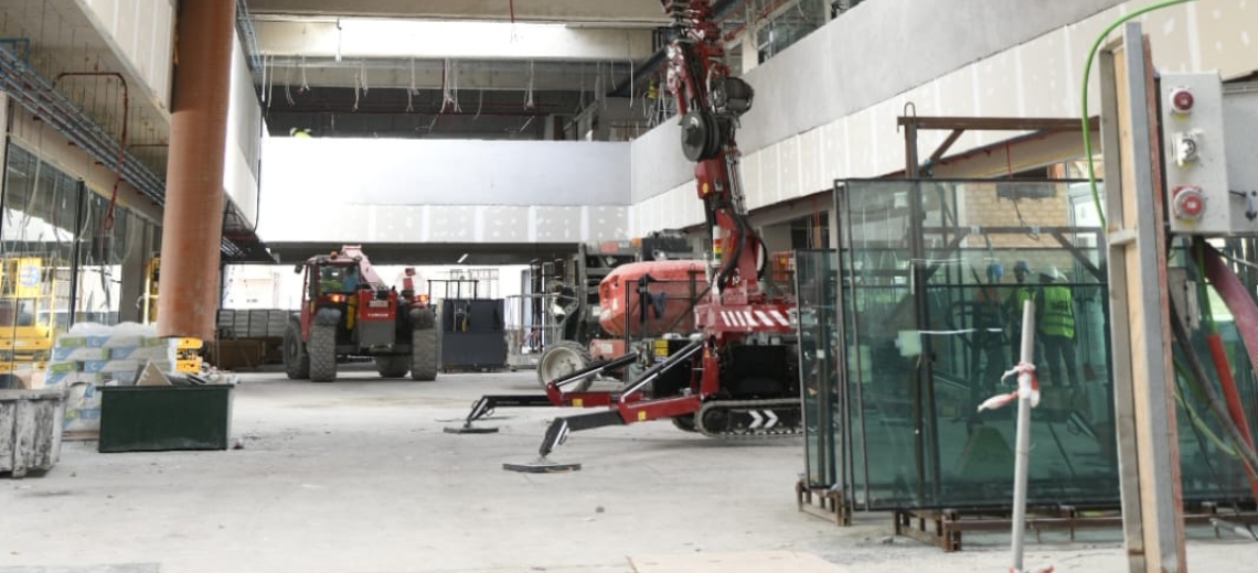 Agosto 2026: Trabajos en el interior del edificio de viajeros. La actuación contempla la modernización de los espacios y las instalaciones para ofrecer un servicio más eficiente y accesible a la ciudadanía.