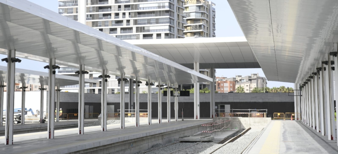 Agosto 2026: Vista de los andenes y marquesinas en construcción. La remodelación integra nuevos elementos de protección y circulación para facilitar la experiencia de las personas usuarias de la estación.