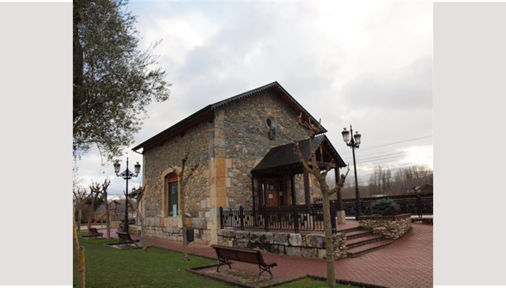 Muelle en Estación de Toral de los Vados (León). Convertido en Biblioteca Municipal.