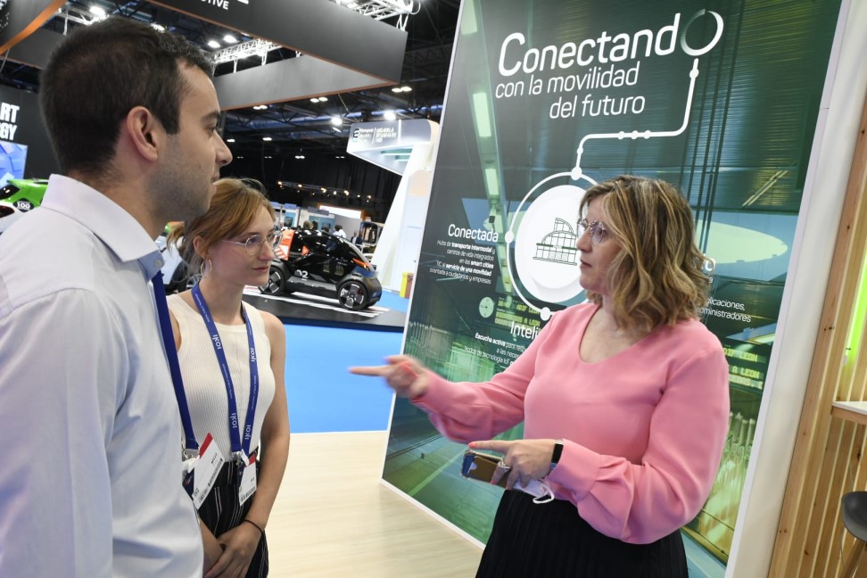 María Luis Domínguez, presidenta de Adif y Adif AV en el stand