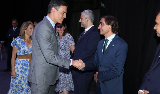 Pedro Sánchez saluda a Jesús María Campo, director general de Negocio y Operaciones Comerciales de Adif.
