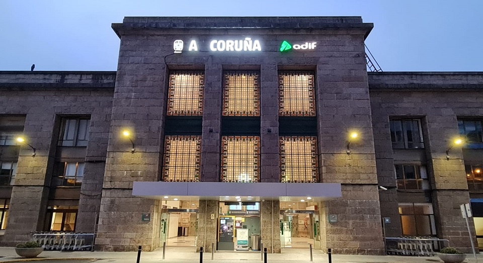 Fachada entrada principal de la estación de Adif de A Coruña