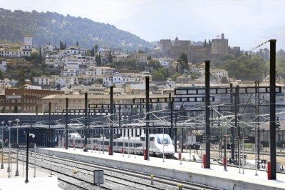 Estación de Granada. Vista desde los andenes con la Alhambra al fondo.