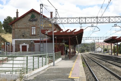 Estación de Las Navas Del Marqués. Vista fachada lateral desde andenes.