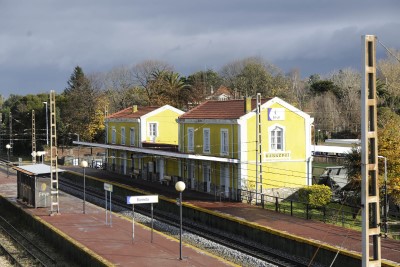 Estación de Barreda. Vista de andenes y fachada interior.