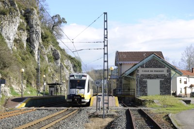 Estación de Casar de Periedo. Vista desde las vías hacia la fachada lateralde la estación.