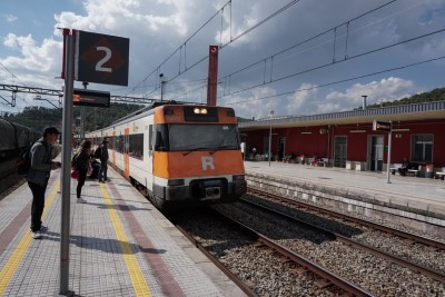 Vista desde andenes con un tren de rodalies circulando