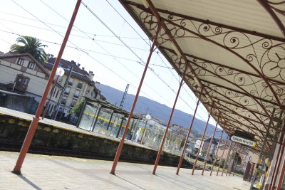 Estación de Cabezón de la Sal. Vista desde el andén principal con la marquesina en primer plano.