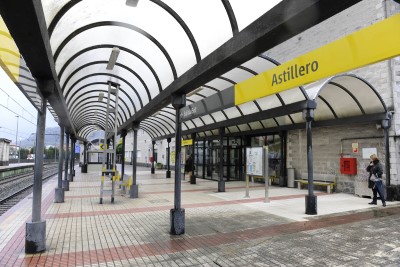 Estación de Astillero. Vista desde el andén principal con su marquesina.