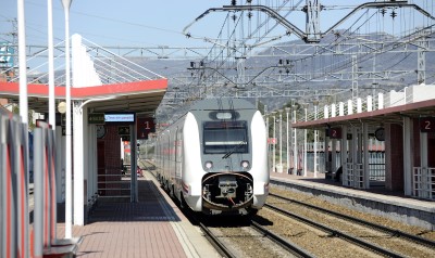 Vista de andenes con tren circulando