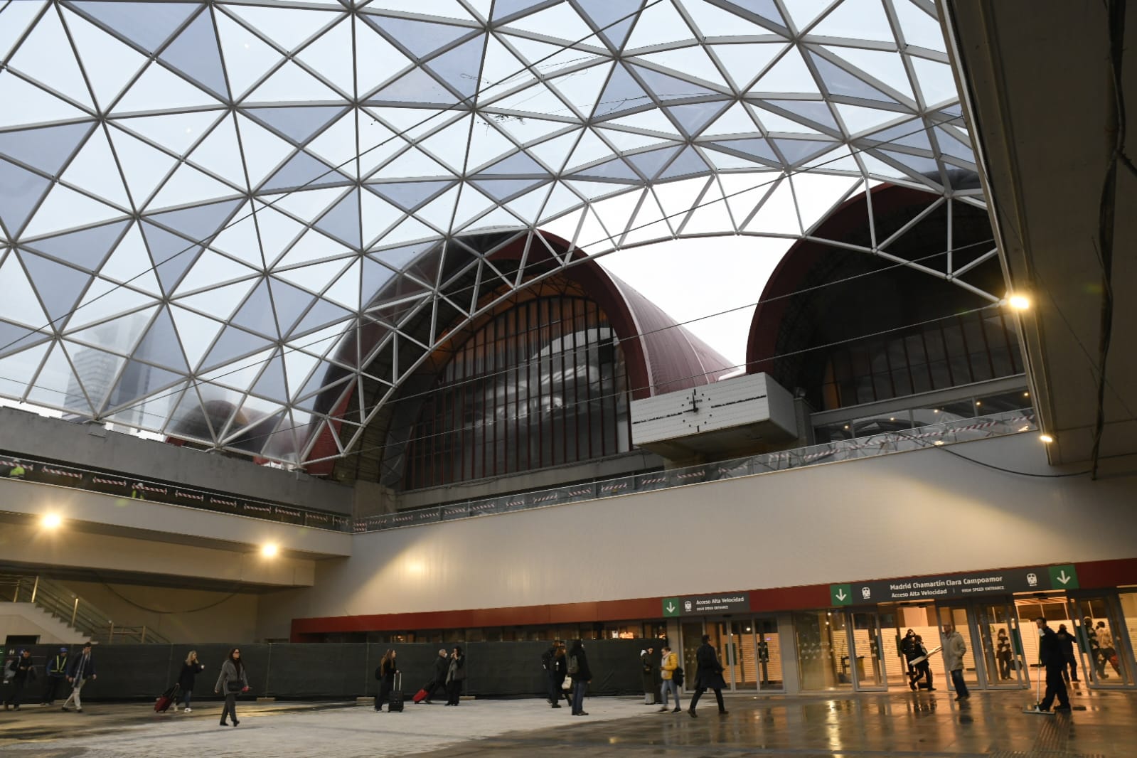 10.12.2025 La estación de Chamartín-Clara Campoamor recupera su entrada principal en la plaza.
