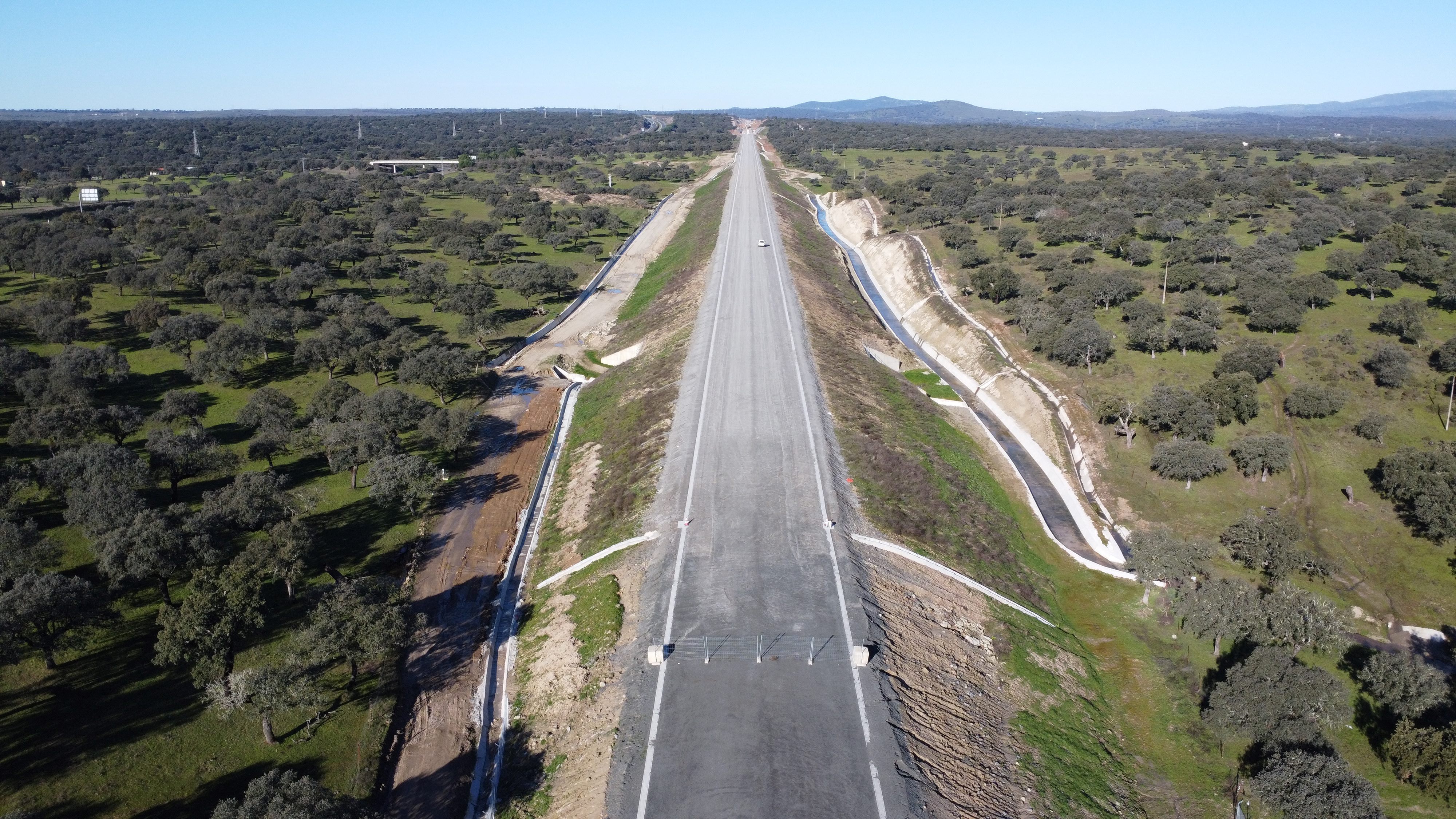 Tramo Talayuela-Plasencia_subtramo Tiétar-Malpartida de Plasencia: Inicio obras subbalasto con canaleta ya montada