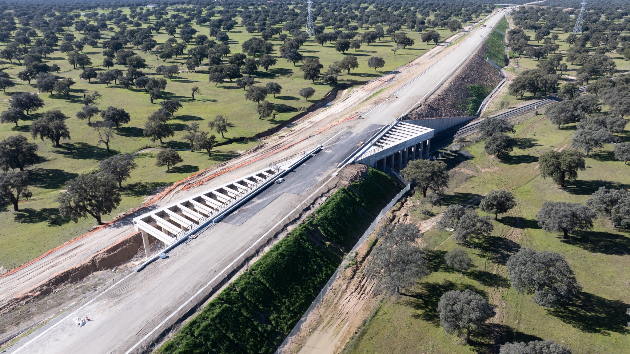 Tramo Talayuela-Plasencia: Subtramo finalizado Casatejada-Toril: plataforma y pérgona sobre línea convencional.