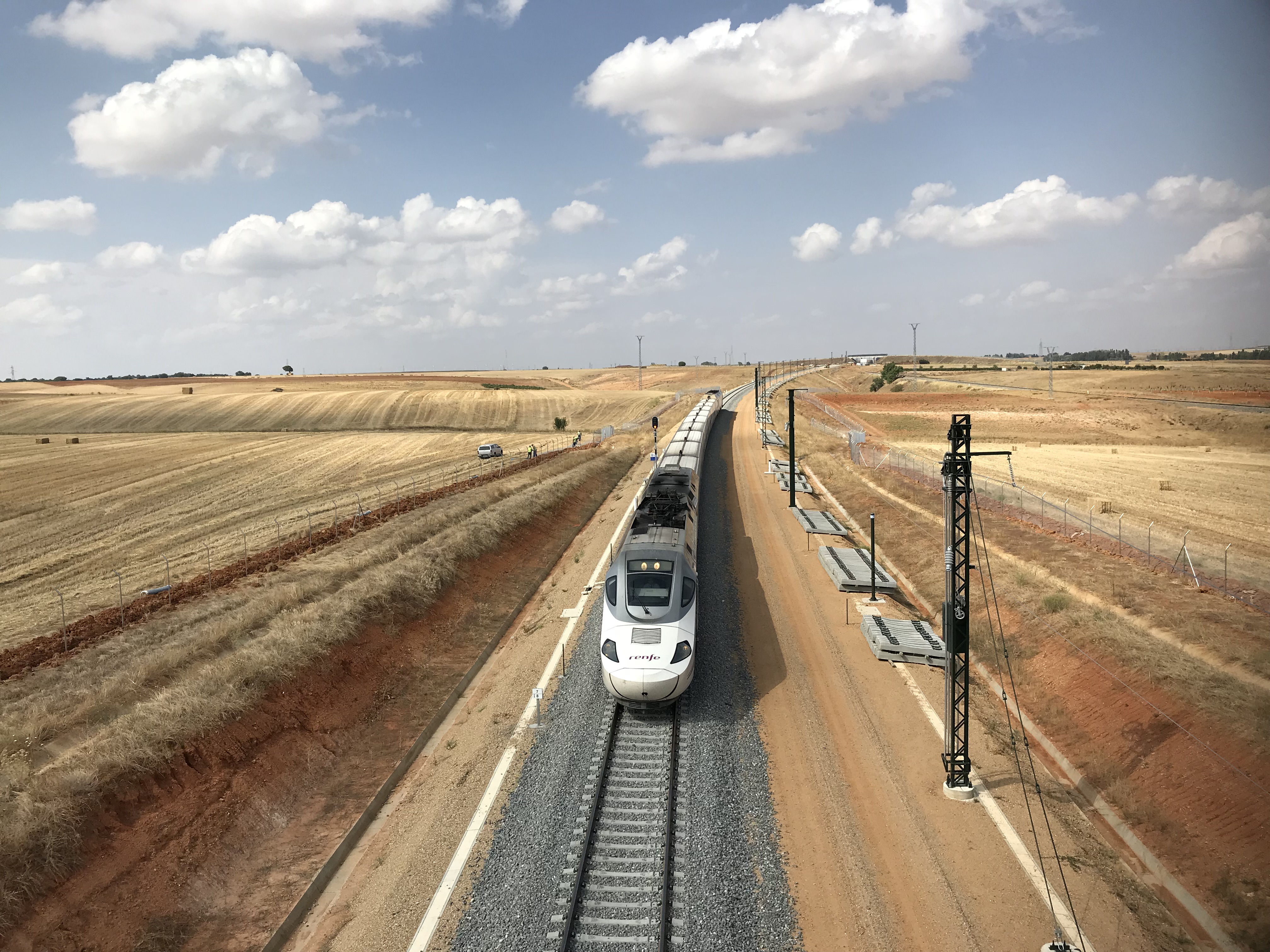 Un tren de alta velocidad circual por unas vías.