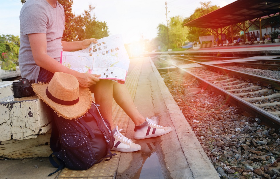Una persona espera que llegue un tren.