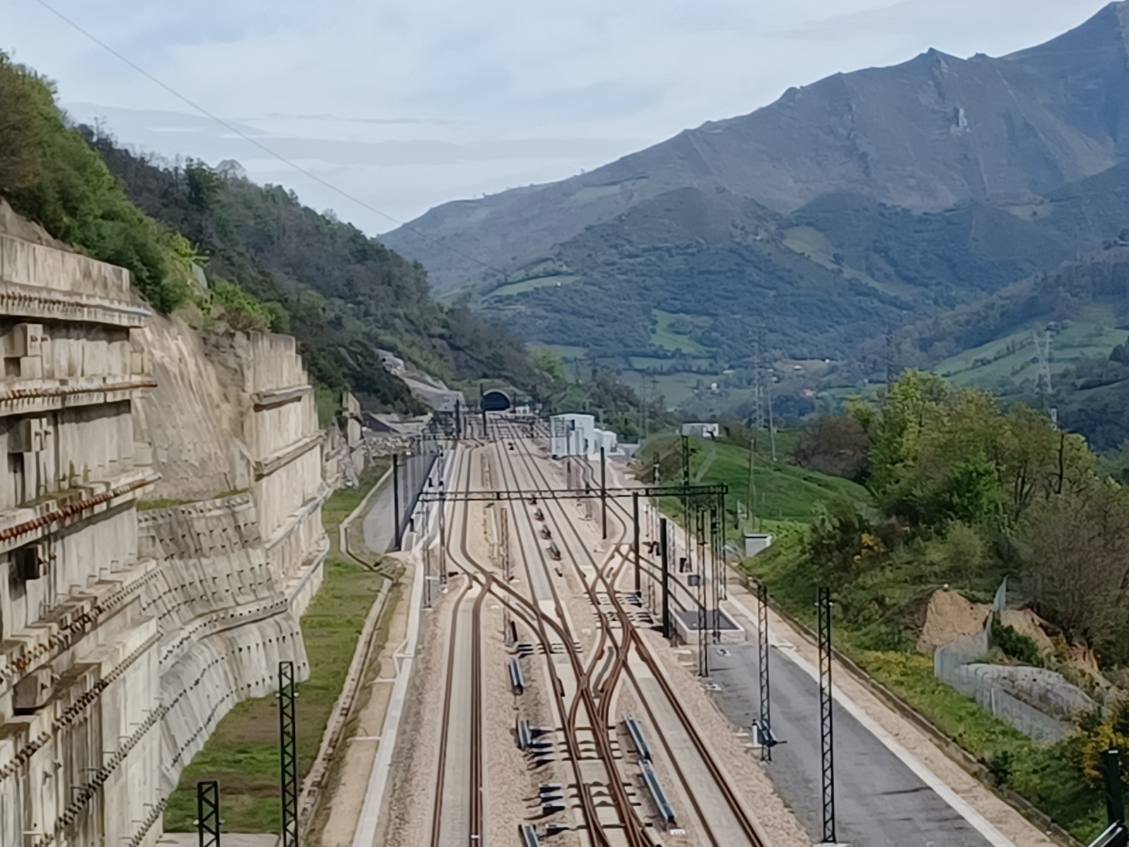 Abril de 2022. Variante de Pajares. Puesto de Adelantamiento y Estacionamiento de Trenes de Campomanes