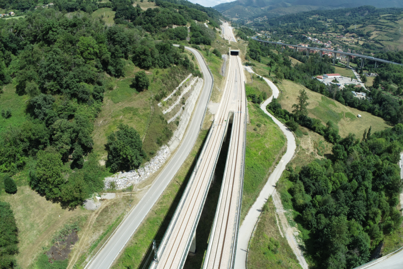 Vista aérea de tramo en la variante de Pajares. LAV León Asturias.