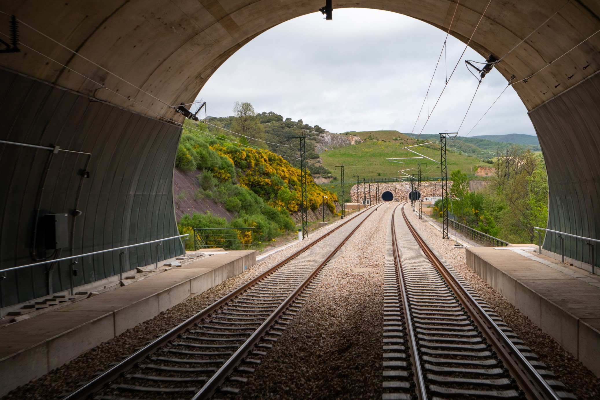 Boca de túnel desde el interior durante las pruebas de la BT, tren auscultador. LAV León Asturias. Variante de Pajares. 