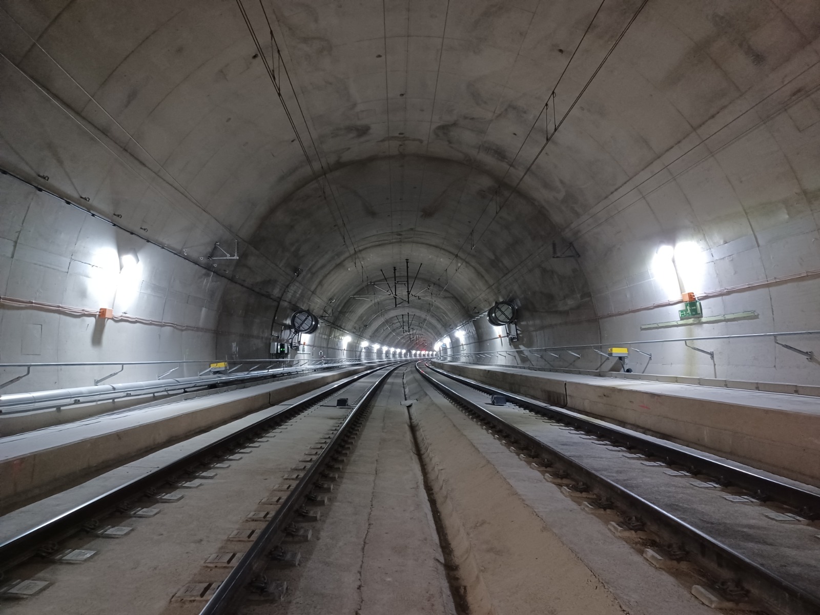 Interior de túnel. LAV León Asturias. Variante de Pajares. ‎