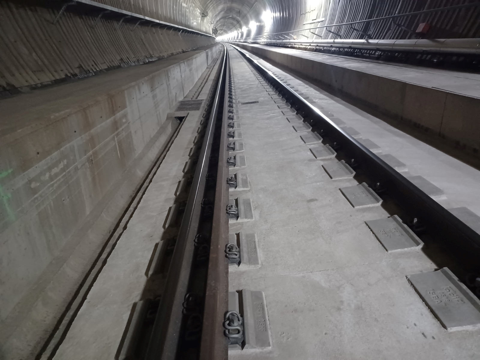 Interior de túnel en el que se observa doble carril para el ancho mixto. LAV León Asturias. Variante de Pajares. 