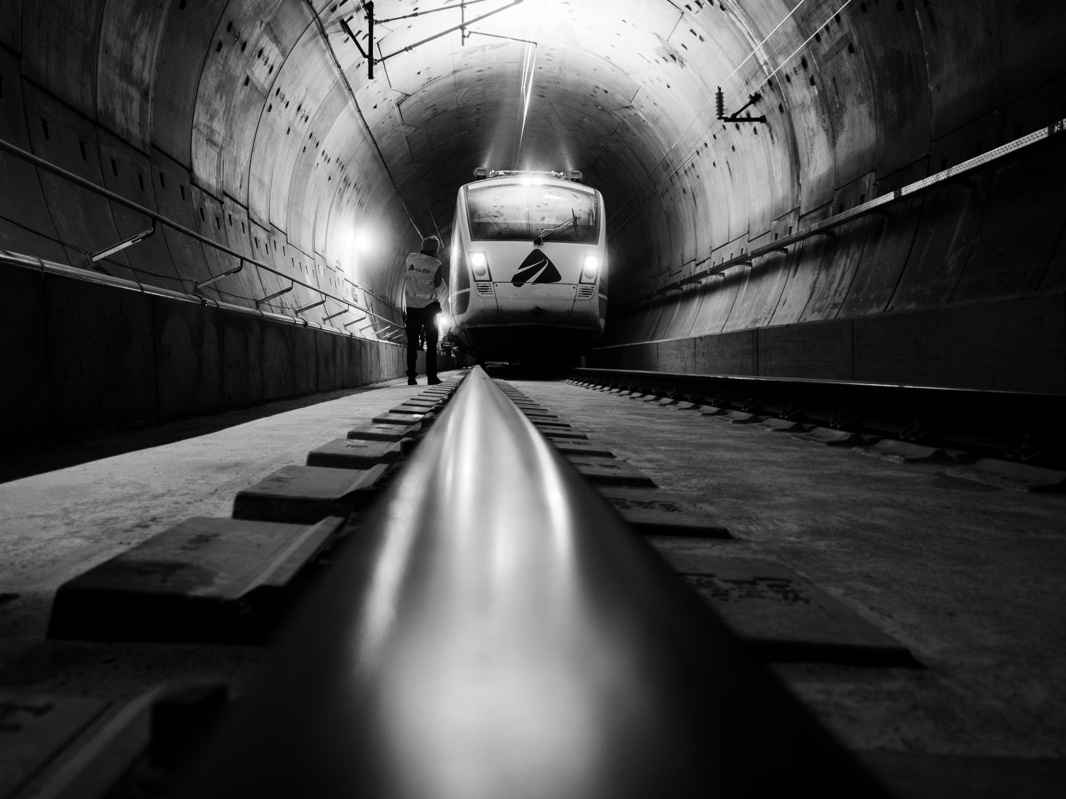 La BT, realizando asucultación geométrica del túnel. LAV León Asturias. Variante de Pajares. 